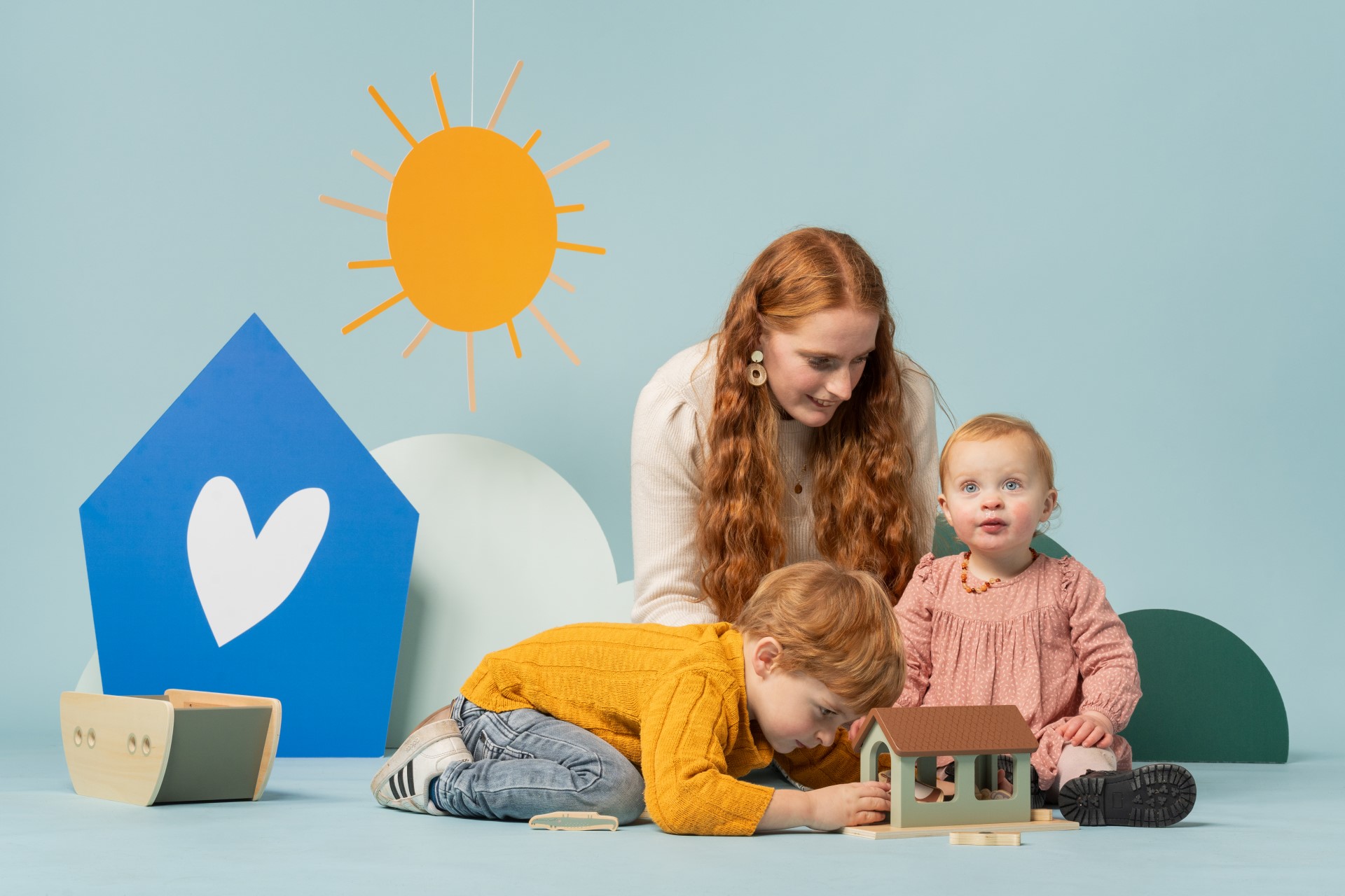 Twee vrouwen die met meerdere kinderen spelen