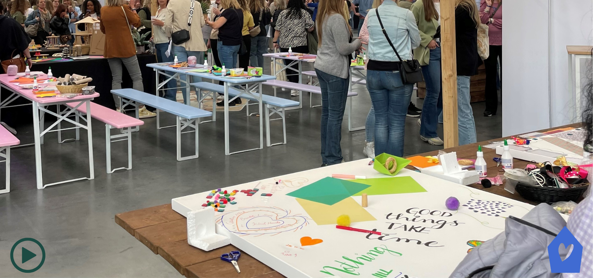Collega's komen samen op de belevingsmarkt van het Werk Wijzer Event