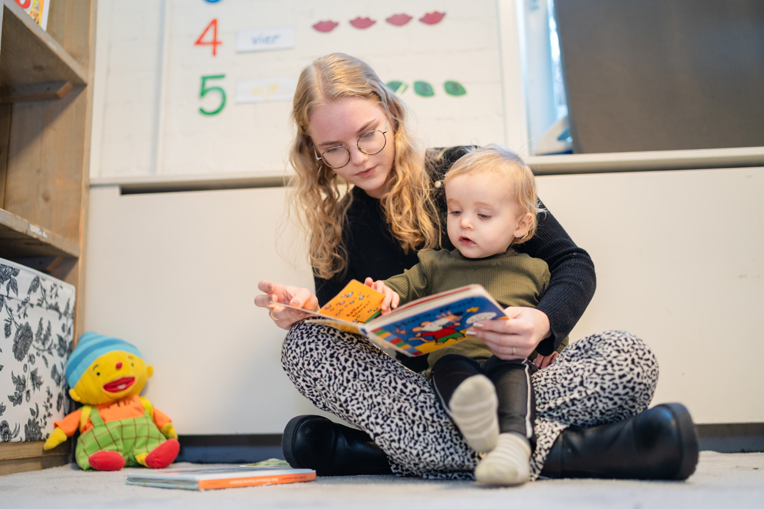Pedagogisch professional leest boek voor