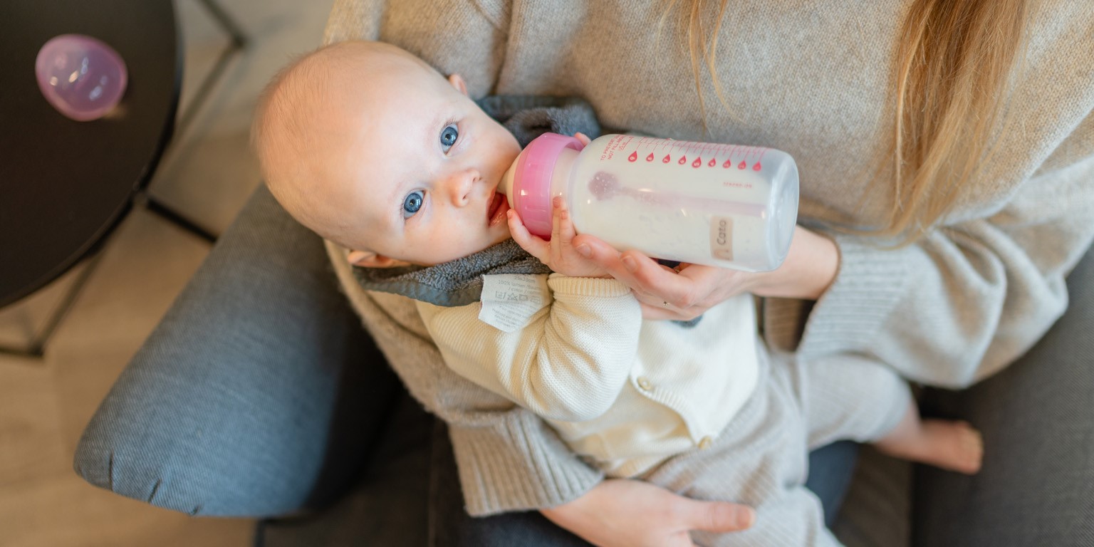 baby krijgt een flesje
