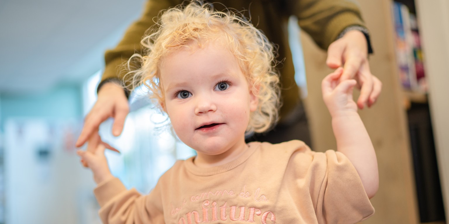 kind bij de hand genomen