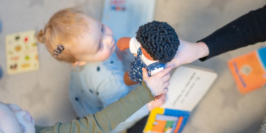 kinderen pakken pop aan