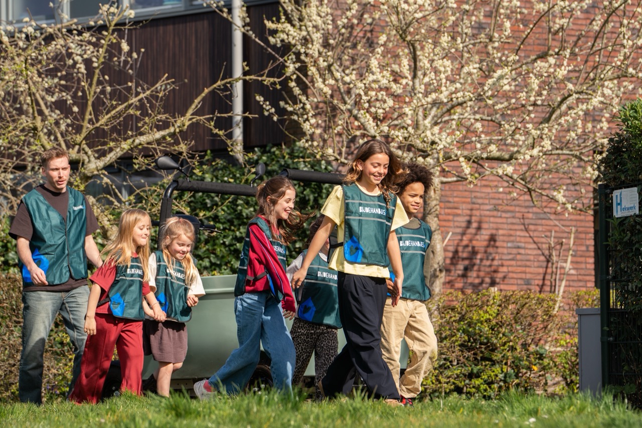Kinderen worden opgehaald van school