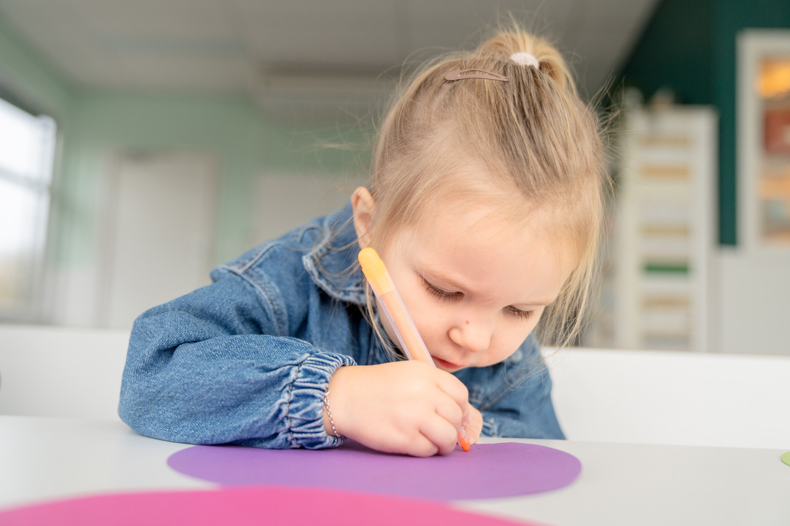 Kind knutselt op KDV