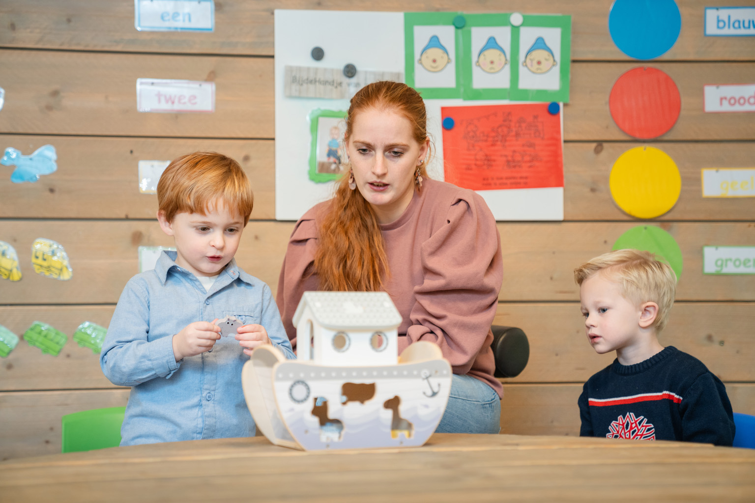 Twee kinderen spelen met Ark van Noach bij BijdeHandjes