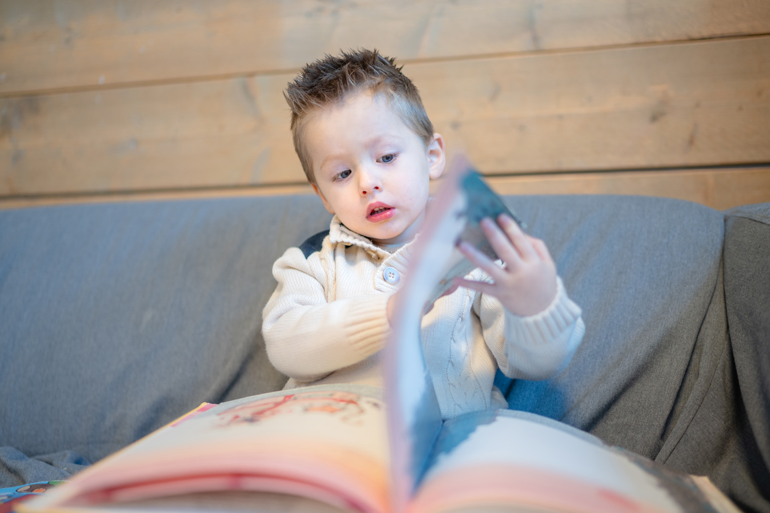 Jongen leest boek bij BijdeHandjes
