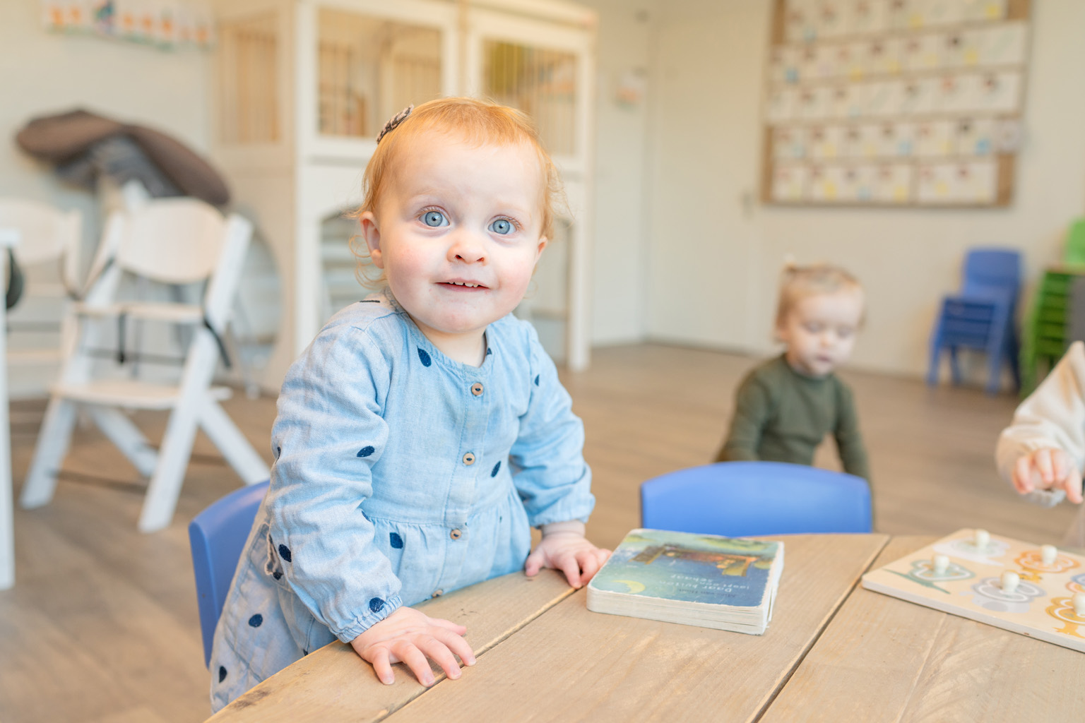 Meisje aan tafel bij BijdeHandjes