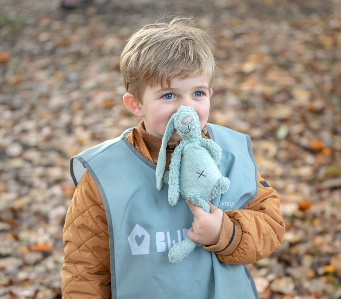 Jongen buiten met zijn knuffel