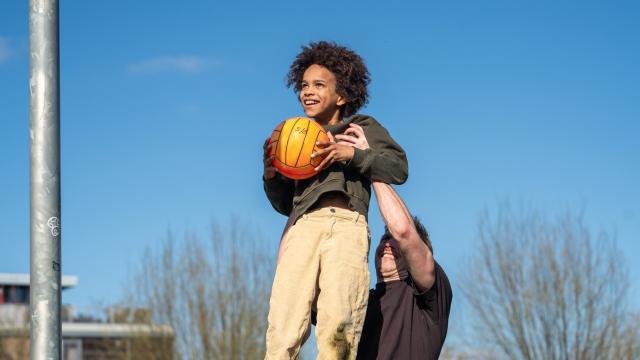 Kind speelt met een bal op BijdeHandjes Sport BSO