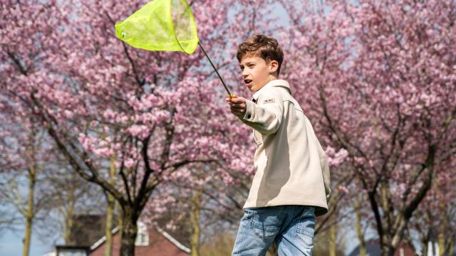 Kind speelt op de BSO van BijdeHandjes met een netje