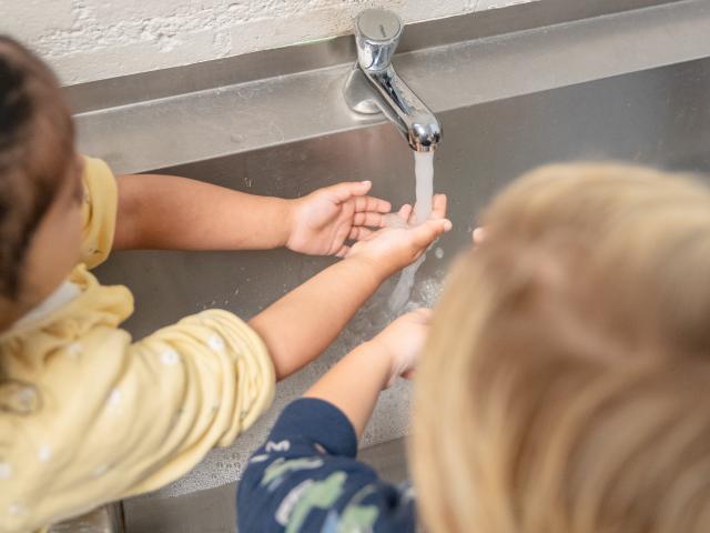 kinderen wassen samen hun handen
