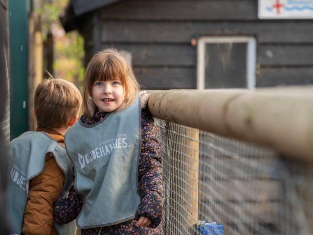 kinderen bijdehandjes kinderopvang spelen buiten