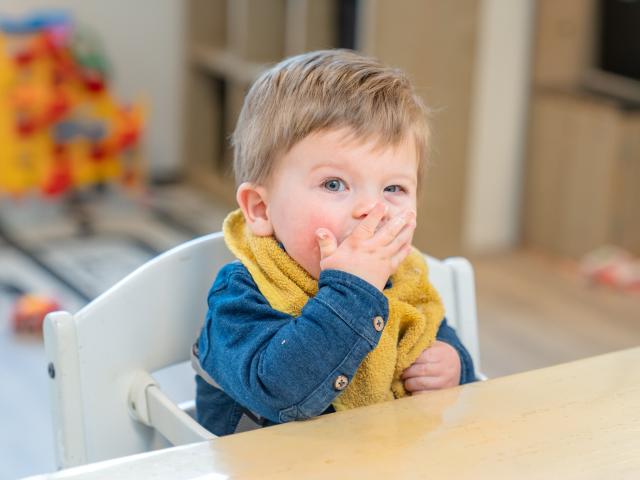 kind is een biologische maaltijd aan het nuttigen