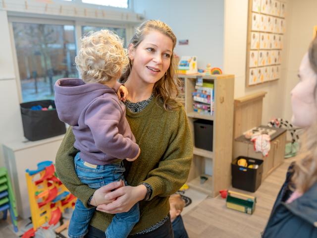 pedagogisch medewerker met kind en moeder