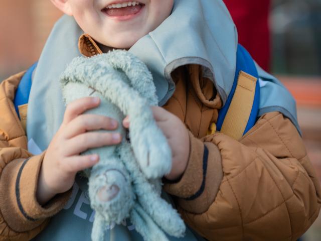 kind met knuffel