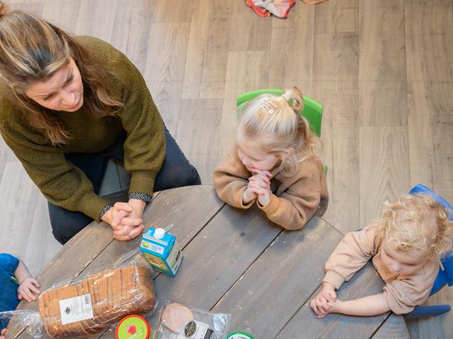 kinderen bidden voor het eten