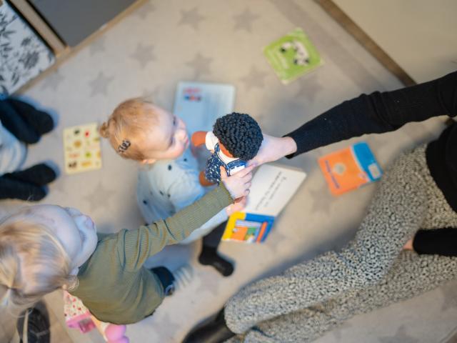 kinderen spelen met pop