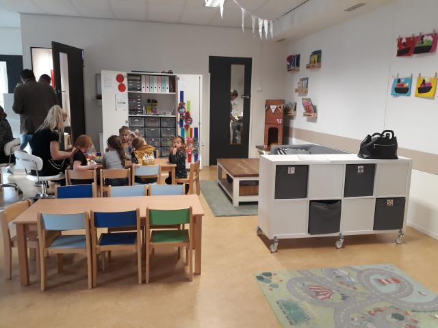 Speelruimte met speelkleed en tafel bij peuteropvang Stadsweg 't Harde