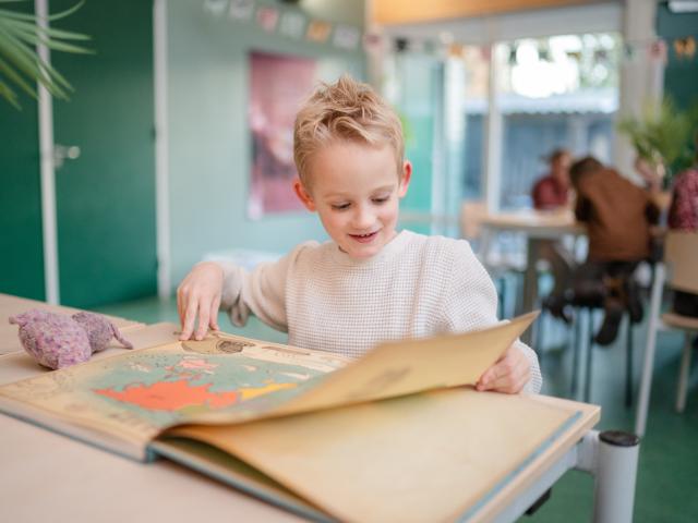 Kind leest in atlas