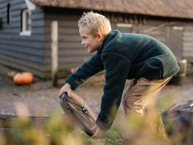 Kind speelt op houten speelauto