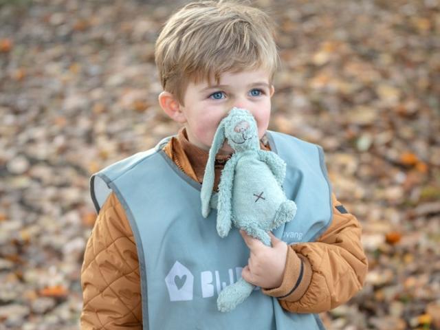 Jongen met knuffel buiten bij BijdeHandjes