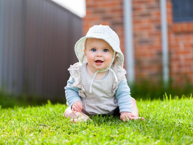 Baby met zonnehoed