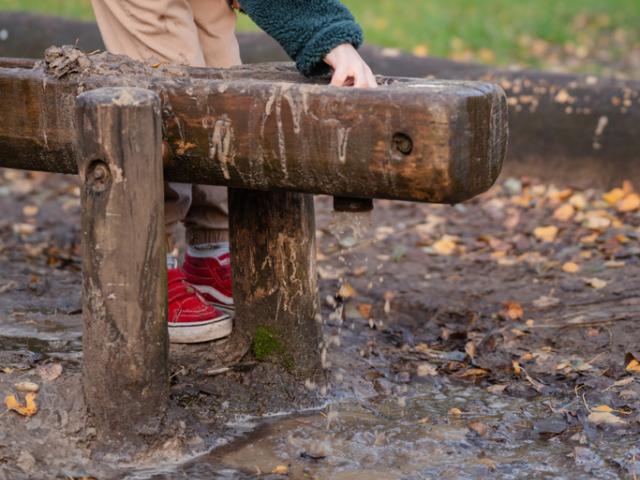 Jongen speelt in de modder BijdeHandjes