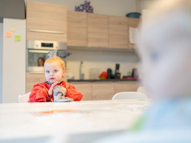 Meisje zit aan tafel