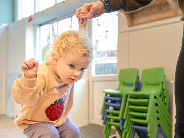 Meisje springt op houten blokken