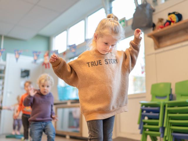 Meisje balanceert tijdens parcours