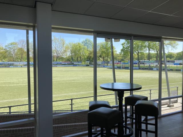 Uitzicht op voetbalveld vanaf binnen bij BijdeHandjes Sport BSO Elburg