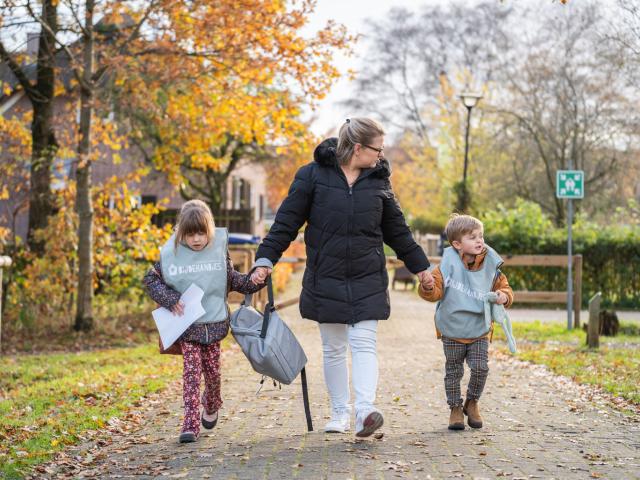 Kinderen bij BSO BijdeHandjes met pedagogisch professional aan het wandelen