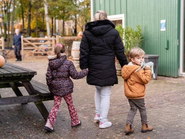 Kinderen bij BSO BijdeHandjes buiten wandelen met pedagogisch professional