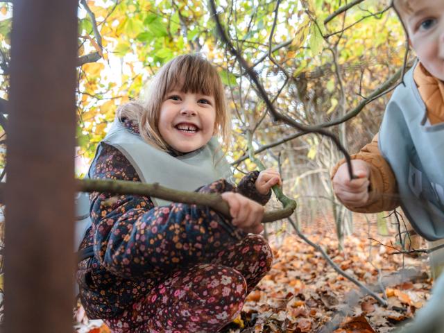 Kinderen bij BSO BijdeHandjes in het bos takjes aan het zoeken