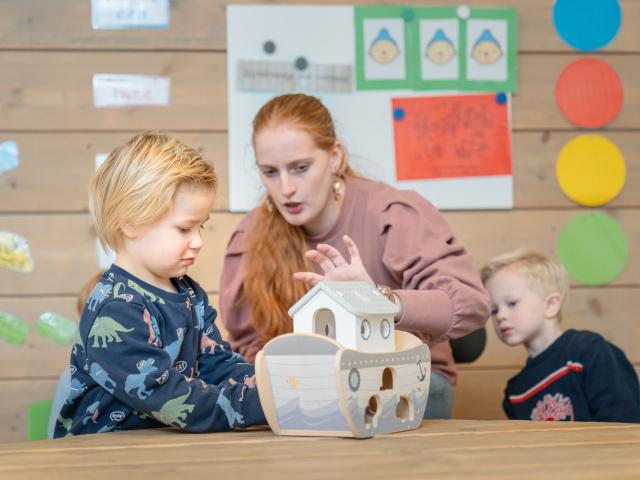 Kind en pedagogisch professional kijken naar Ark van Noach