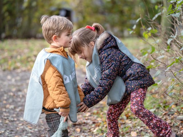 Jongen en meisje buiten bij BijdeHandjes