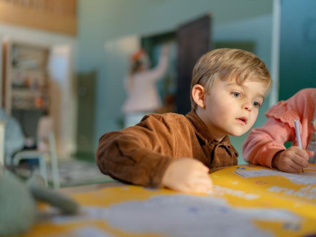 Kinderen knutselen aan tafel