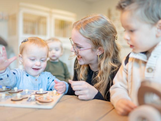 Kind doet puzzel bij BijdeHandjes met pedagogisch professional