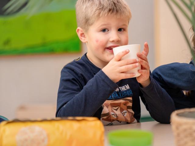 Jongen drinken en eten bij BijdeHandjes