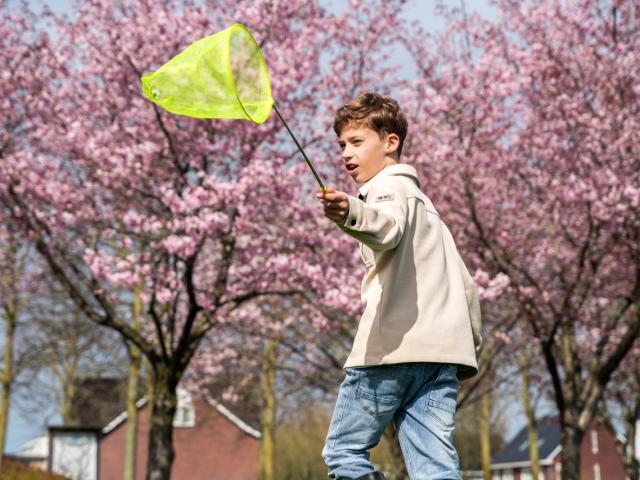 Kind speelt op de BSO van BijdeHandjes met een netje