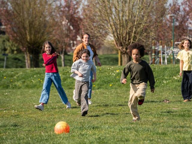 Kinderen rennen achter bal aan bij BijdeHandjes