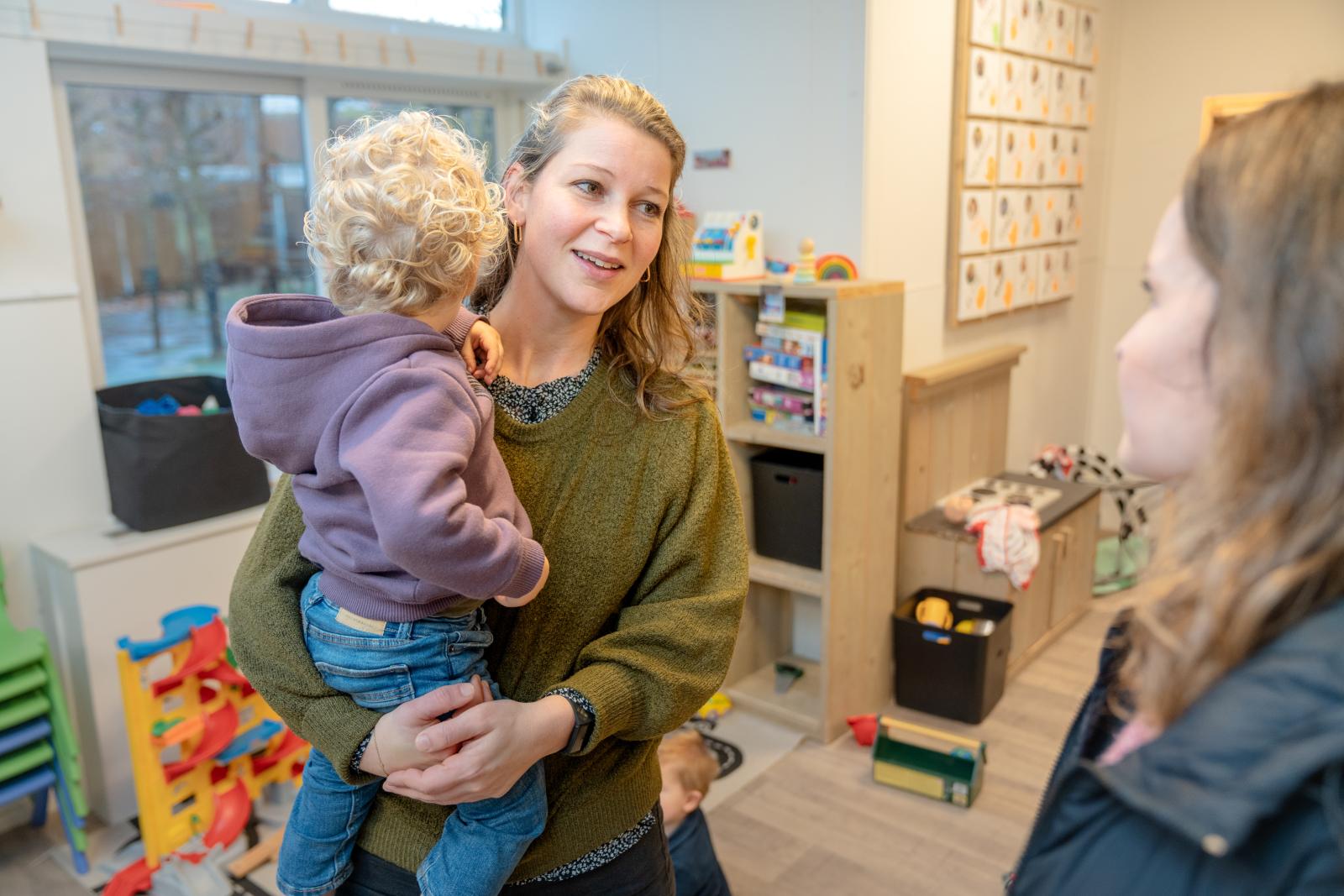 pedagogisch medewerker met kind en moeder