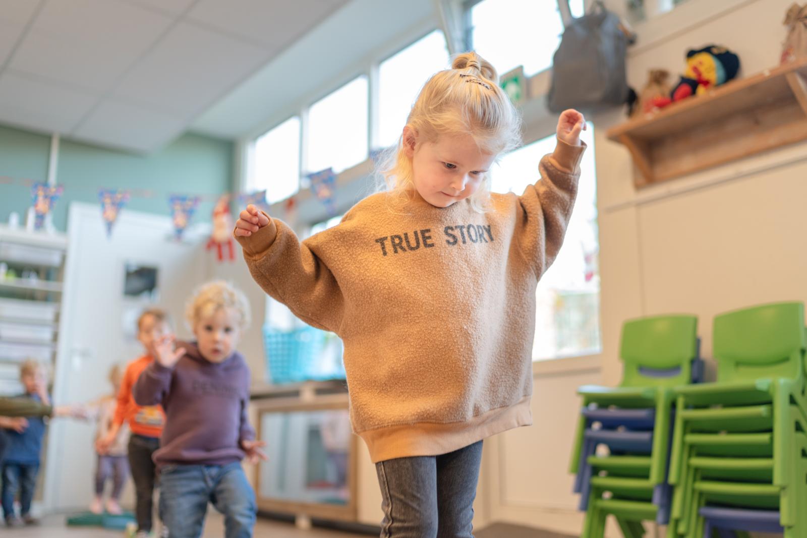 kinderen lopen in een rij