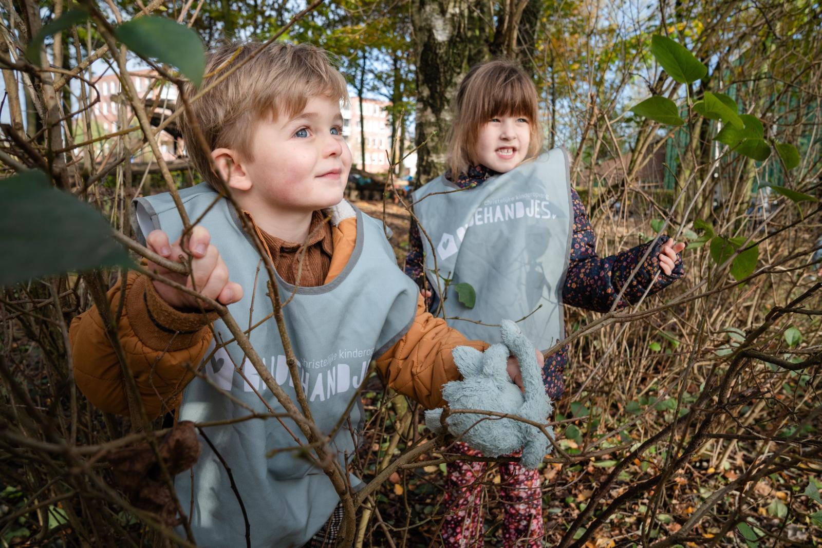 kinderen lopen door bos