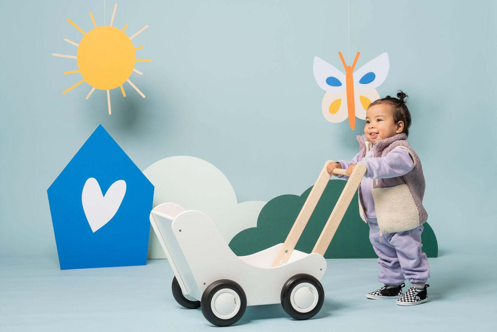 BijdeHandjes kind met loopwagen