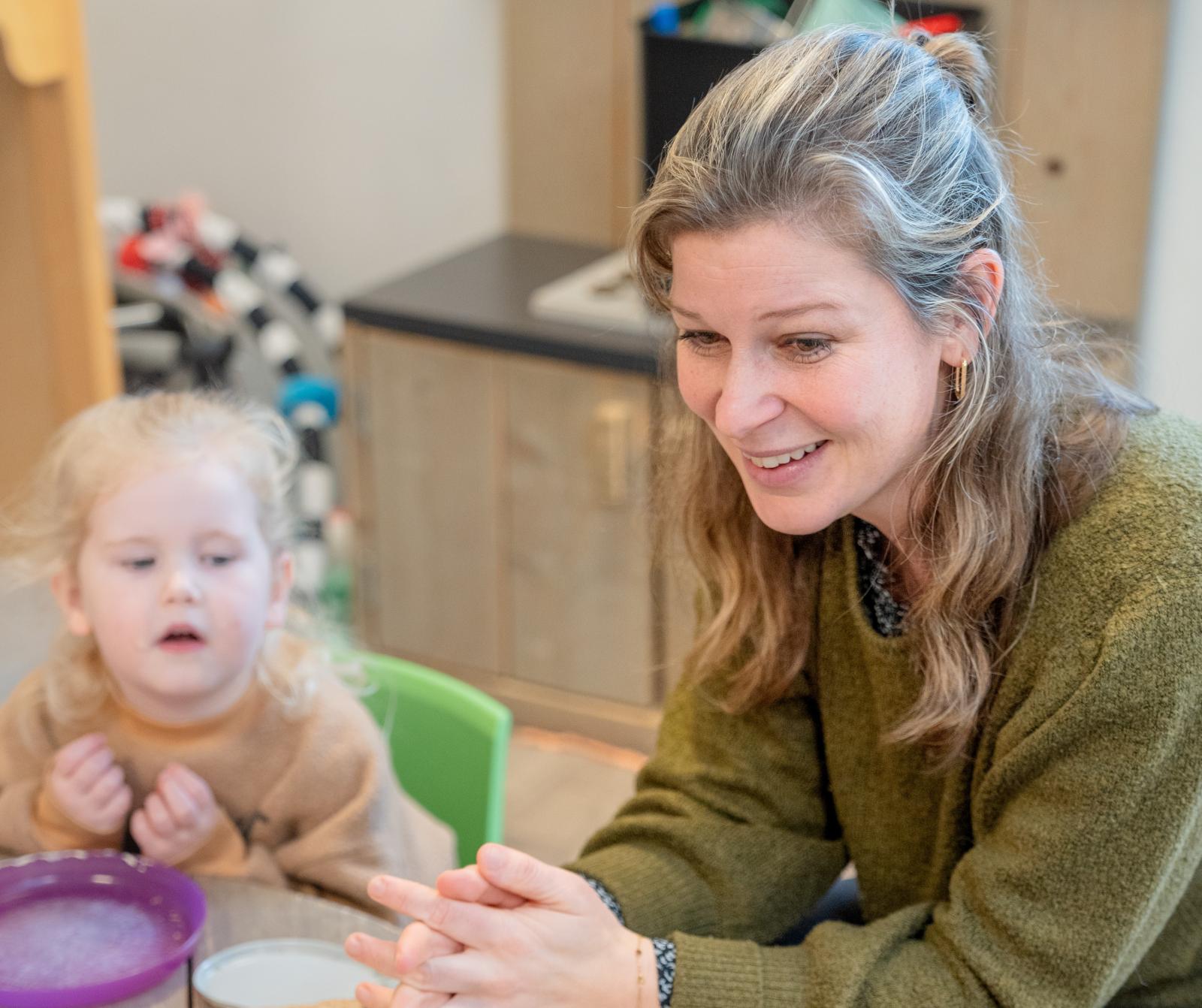 pedagogisch medewerker met peuter