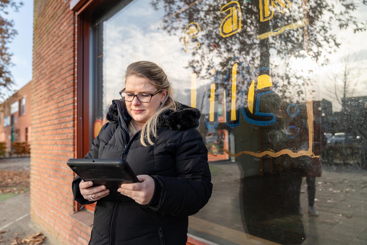 Vrouw kijkt op iPad scherm naar medewerkersportaal