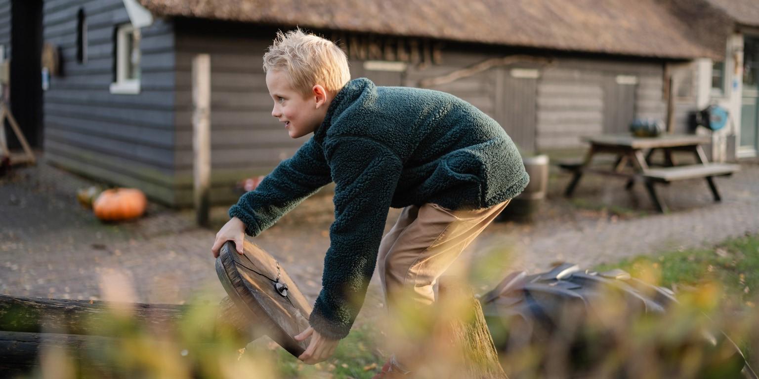 Kind speelt op houten speelauto