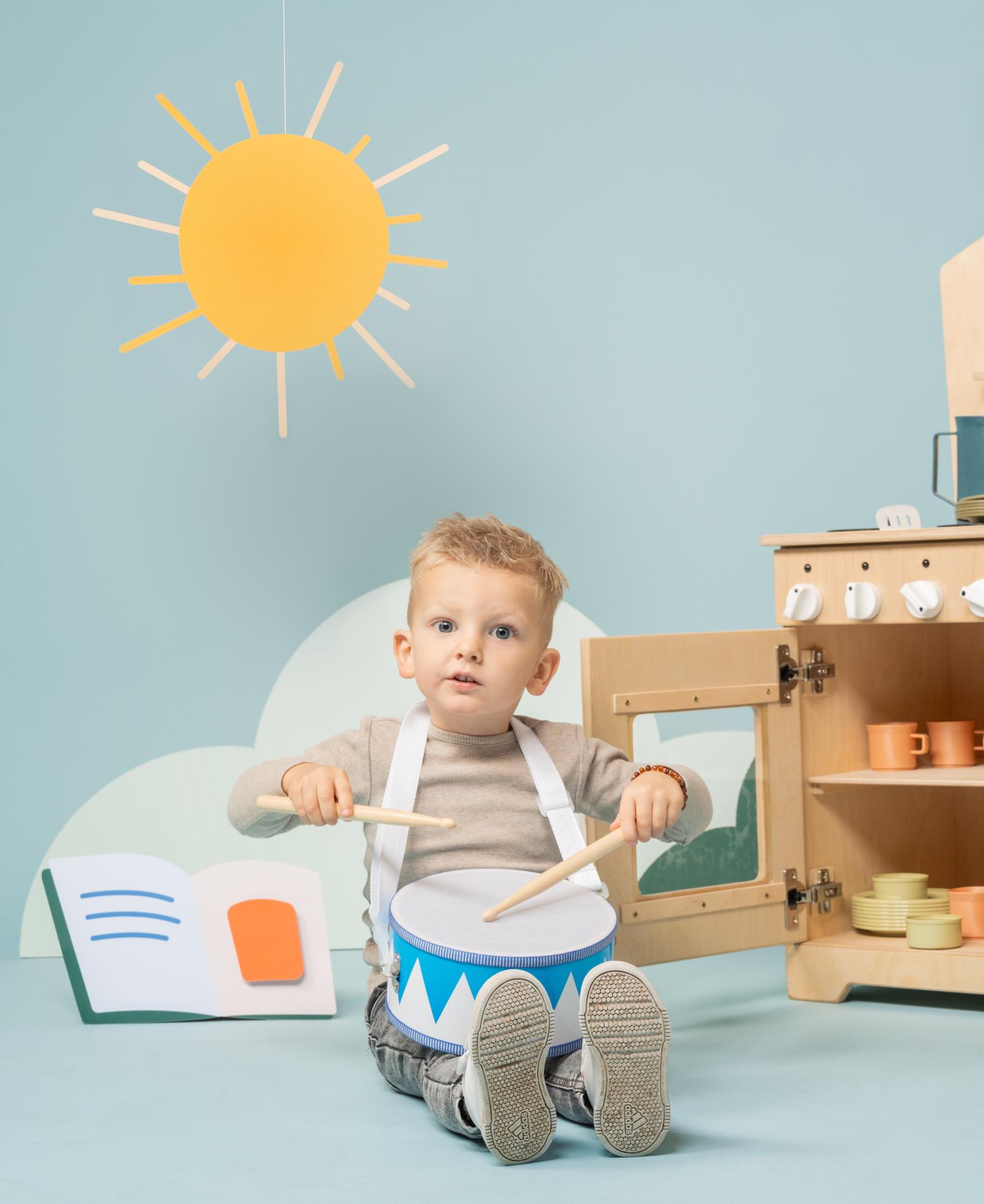 Jongen met trommel op kinderdagopvang BijdeHandjes
