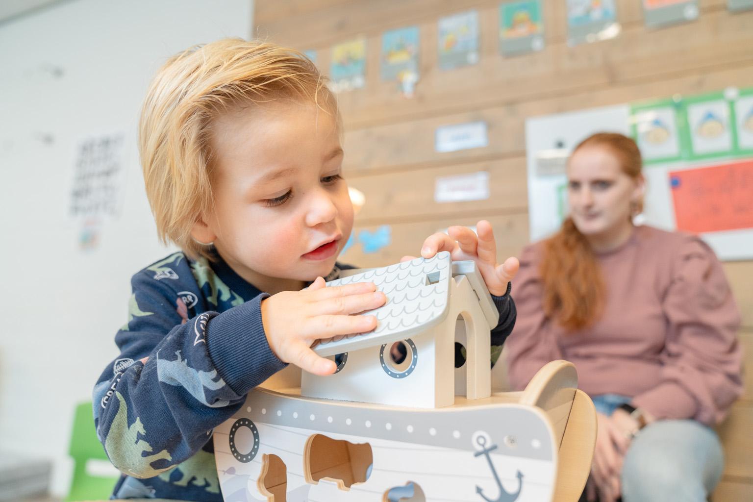Jongen speelt met Ark van Noach bij BijdeHandjes